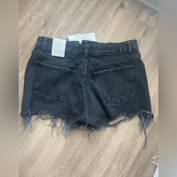 Zara NWT Mid Rise Black Denim Distressed Jean Shorts- Size 6 - Picture 5 of 5